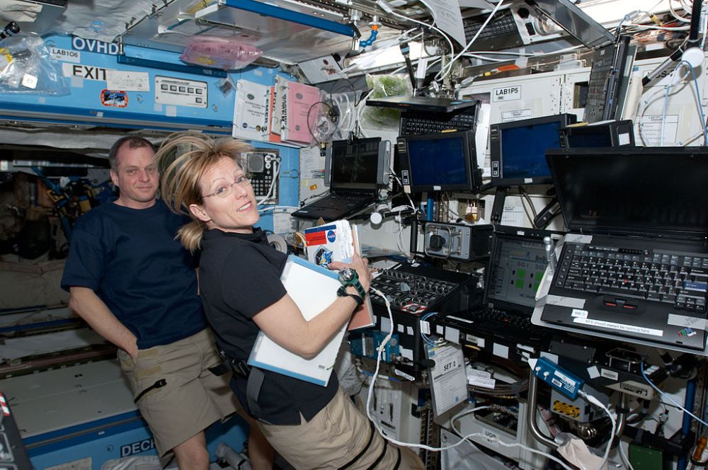 1024px-STS-130_Hire_and_Creamer_at_Canadarm_workstation.jpg